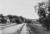 Station anlagd 1879. En- och enhalvvånings putsat stationshus.