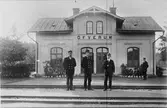 Station anlagd 1879. En- och en  halv vånings putsat stationshus. Västervik - Åtvidaberg - Bersbo Järnvägs personal.