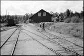 Barn med cykeldressin på Kvillsfors stations bangård.