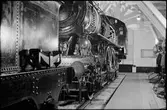 Lok- och vagnshallen i Tomteboda med Statens Järnvägar, SJ A 1001, som visar insidan av ett ånglok.