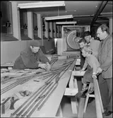 Modellbanan Älvsjö - Stockholm södra under uppbyggnad av Förste reparatör Karlsson.