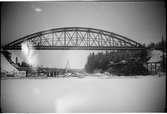 Bild från bygget av en ny bron över Byskeälven vid Myrheden. Observera att den nya bron byggdes under den befintliga fackverksbron. Bron byggdes om 1941.