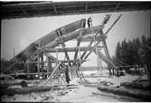 Bild från bygget av en ny bron över Byskeälven vid Myrheden. Observera att den nya bron byggdes under den befintliga fackverksbron. Bron byggdes om 1941.