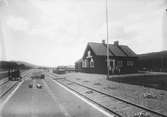 Hållplats anlagd 1928. Envånings stationshus i trä sammanbyggt med godsmagasinet