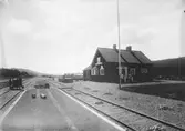 Hållplats anlagd 1928. Envånings stationshus i trä sammanbyggt med godsmagasinet