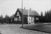 Stationen
Hållplats anlagd 1928. Envånings stationshus i trä sammanbyggt med godsmagasinet