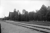 Stationen
Hållplats anlagd 1899 och blev 1904 invigd av Oscar II. En- och enhalvvånings stationshus i trä.