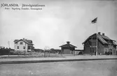 Stationen
Trafikplats anlagd 1905. Stationshus i två våningar i sten. Byggnaden moderniserad 1937.