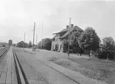 Stationen,Trafikplats anlagd 1905. Stationshus i två våningar i sten. Byggnaden moderniserad 1937.