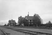 Station anlagd 1914-15. En- och enhalvvånings stationshus i trä.