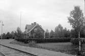 Stationen , Trafikplats anlagd 1910-11. En- och enhalvvånings stationshus i trä.
