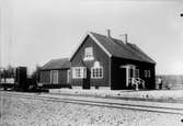 Stationen
Hållplats anlagd 1904. Envånings stationshus i trä sammanbyggt med godsmagasinet