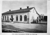 Gamla stationshuset (1855 - 1900)
Stationen anlades 1856. Den första stationsbyggnaden, envånings putsad, låg tvärs över spåren i bangårdens norra ände. Det revs 1900.