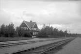 Station anlagd 1917. En- och enhalvvånings stationshus i trä