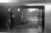 Personal i uniform vid dörrar