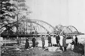 Bro över Vanån, med personal. Personal: Fröken Frida Lydecker (sedermera fru Hårleman), Stins Paco Hårleman Ingenjör Ysberg.  Postexp. Johansson Ingenjör M. Petterson, sedermera Stins i Mora. Källarmästare Lydecker, Fröken Elin Lydecker, Schaktmästare George Lundin, sedermera Stins i Vimo. På brobågen Stationsskrivare Axel Svensson, sedermera Stins i Rämen, därefter i Lesjöfors