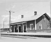 Jämshög station. Hållplats anlagd 1886. Station utmed den så kallade Holjebanan, från Holje till Sandbäck. Semaforen på plattformen har så kallade gallerverksvingar.