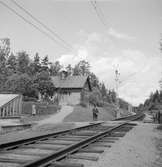 Statens Järnvägar, SJ trädgårdsanläggning vid Iskarboda med banvaktstuga 268 uppe på höjden. Järnvägen elektrifierades 1934.