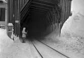 Utmed linjen vid Malmbanan. Militärvakt vid tunnel med snögalleri.