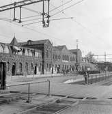 Halmstad centralstation uppfördes 1877. Tillbyggdes 1888 med  en flygel åt norr med restauranglokaler och 1890 med en flygel åt söder med expeditionslokaler.