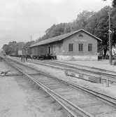 Simrishamns bangård, godsexpeditionen. Mellan järnvägsspåren ligger en så kallad spårspärr som används för avstängning av spår.