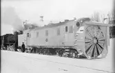 Bilden visar den nya snöslungan, SJ A5, avsedd för Skåne, samt ångloket som driver slungan.