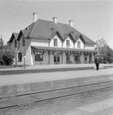 Smedjebacken station anlagd 1902. Järnvägen elektrifierades 1956. Allan Ludvig Schlegel, född 1885 och stationsinspektor, 1922-1945,  står beredd på plattformen.