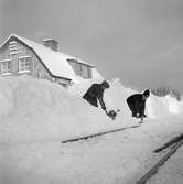 Snöanhopning vid Hällenylands station. Snöskottning.