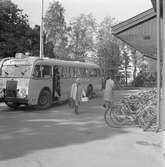 Statens Järnvägar, SJ 621 C. Buss med gengas. Scania Vabis med kaross från Hägglund och Söner i Örnsköldsvik. Kvinnorna stiger av vid Märsta station.
