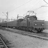 Statens Järnvägar, SJ Hc 534. Lok tilverkades av ASEA 1944. Det skrotades 1979 i Vislanda. På bilden syns stålpersonvagnar. Hc loket gjordes längre än Ha, gavs bättre fjädring och ombalanserades genom att hytten flyttades en bit så att huvarna blev olika långa. Detta utseende kom att ge loken smeknamnet strykjärn.