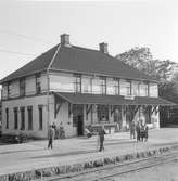 Heby station.  Stationen anlades 1874. 1934 ombyggdes stationshuset. Mekanisk växelförregling.