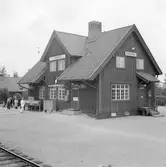 Karungi station. Station anlagd 1914-15. En- och enhalvvånings stationshus i trä. Mekanisk växelförregling.