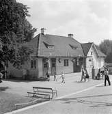 Kallhäll station.  Öppnades 1907  av Stockholm - Västerås - Bergslagen. Till SJ övergick 1945. På bilden syns vevställverk med fällbomsvindspel.