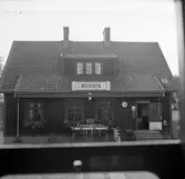 Notviken station. Hållplats öppnad 1911. Bild tagen genom vagnsfönster