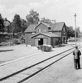 Rekarne station. Tidigare namn Smedby. Stationen anlades 1878. 1944 flyttades stationen till nuvarande plats och sammanbyggdes då med godsmagasinet. Mekanisk växelförregling.