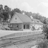 Stäket station. Stationen uppfördes 1887. Nytt ställverk 1947, bangården utbyggdes 1946.
