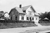 Station på Växjö - Åseda - Hultsfreds Järnväg. Stationen öppnad för trafik 23 december 1911. En- och enhalvvånings stationshus i trä, beläget lite högre än banan.