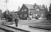 Dalgränsen station. Hette tidigare Baggå. Trafikplats anlagd 1917. Tvåvånings stationshus i trä, sammanbyggt med godsmagasinet. Mekanisk växelförregling.