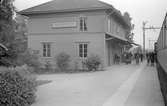 Holmsveden stationshus är byggt enligt Hällnäsmodellen. Ett panelklätt tvåvåningshus med enkla trädekorationer. Mekanisk växelförregling. Stationen blev anlagd 1880.