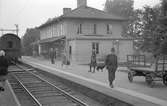 Järbo station, öppnad för trafik 1876. Stationshuset, två våningar i trä, tillbyggdes och moderniserades 1938. Mekanisk växelförregling. På bilden syns också en  G-vagn.