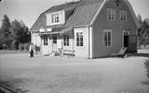 Vallvik station. Tidigare namn Sörljusne. Station anlagd 1925. En- och enhalvvånings stationshus i trä. Mekanisk växelförregling