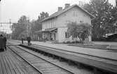 Åshammar station anlagd 1874. Tvåvånings stationshus i trä byggdes 1876. 1910 omändrades väntsal och expeditionslokaler. Mekanisk växelförregling.