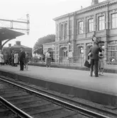 Den gamla stationen är från 1886, då Västkustbanan invigdes. Den ligger ganska centralt, 500 m väster om stortorget i Falkenberg. Den slutade användas som järnvägsstation för persontrafik i juni 2008.