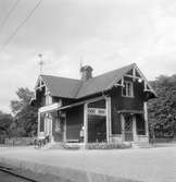 Gamla Uppsala stationshus. Stationen uppfördes av Uppsala - Gävle Järnväg 1874.  Den moderniserades 1936.
