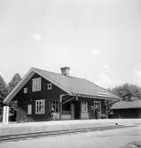 Jugansbo, en liten hållplats . Det var SGGJ som byggde och öppnade Sala-Gysinge-Gävle järnvägen 1901. Den övergick till SJ 1937. Banan lades ner 1963.  Centrallås för ljussignaler.