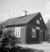 Läbyvad hållplats anlagd 1901. Hållplatsstugan restaurerades 1942.