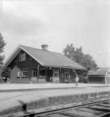Saladamm stations. Det var SGGJ som byggde och öppnade Sala-Gysinge-Gävle järnvägen 1901. Den övergick till SJ 1937. Banan lades ner 1963.