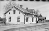 Ekeryd station. Från början var det en hållplats. Trafikplatsen öppnades 1894. Fullständig station sedan 1925. En och en halvvåningsputsat stationshus. På bilden syns en kvinnlig platsvakt.