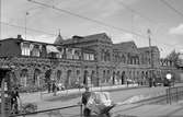 Halmstad Central station öppnad 1877. Tvåvånings stationshus i tegel.  Godsmagasinet  och ilgodsmagasin har tillbyggts i början av 1900- talet. Halmstad - Nässjö Järnvägars garage för motorvagnar o snabbvagnar uppfört 1938.