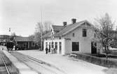 Hovslätt station anlagd 1894. En- och en halv vånings putsat stationshus. Expeditionslokalerna utökades 1942. Kombinerad post och järnvägsstation till 1951.Mekanisk växelförregling.
